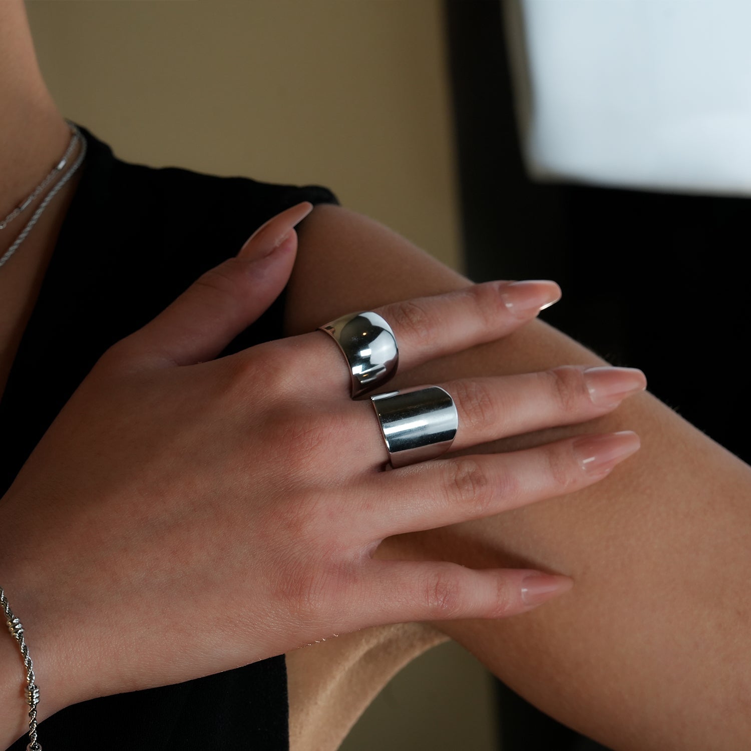 ARILOGO : Bague large en argent, style moderniste