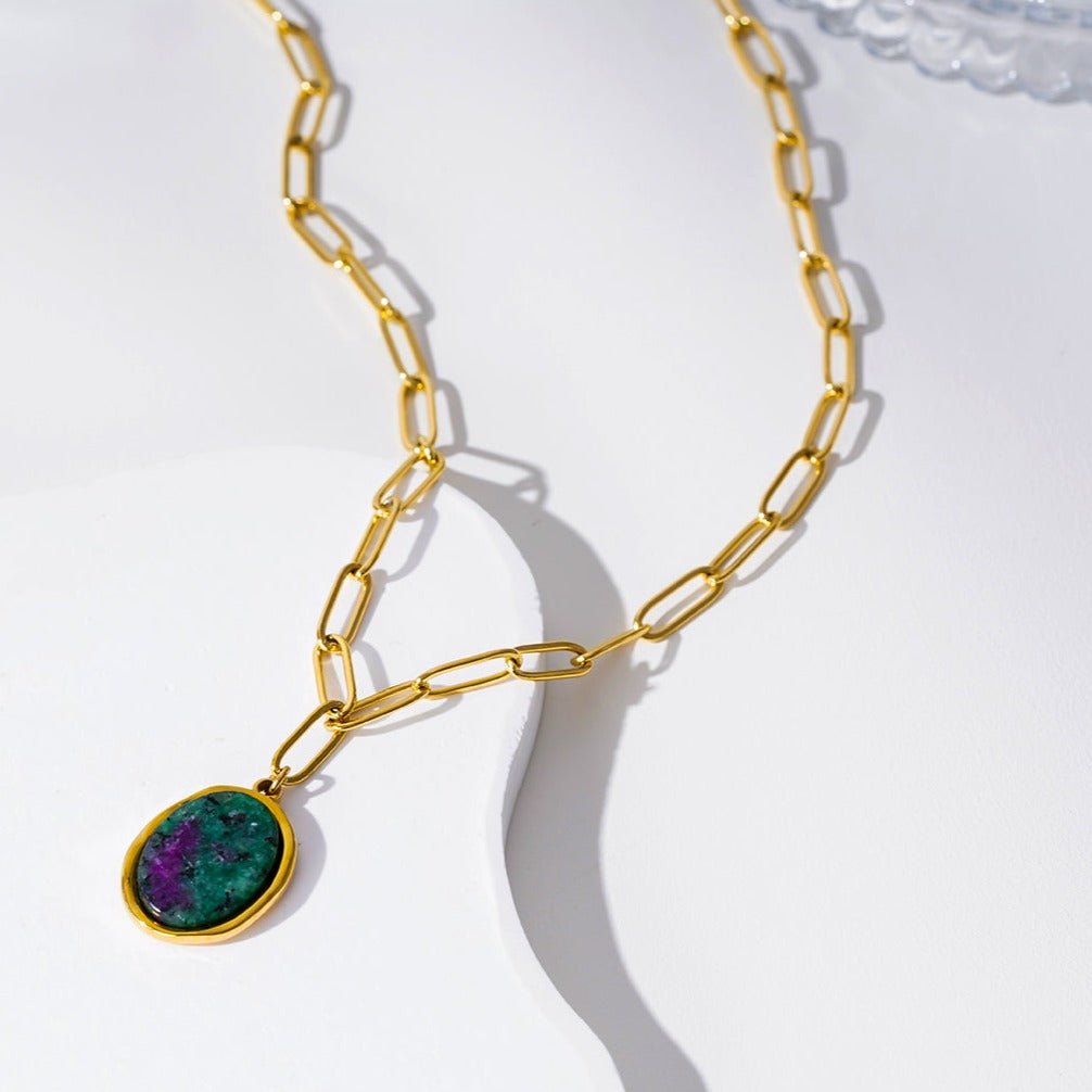 ASAMI : Chaîne contemporaine à maillons plats, sur laquelle est accroché un pendentif ovale en zoïsite rubiné.