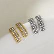 ASTRID : Boucles d'oreilles minimalistes en forme de barre incurvée, pavées de zircons, argent.