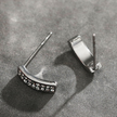 ASTRID : Boucles d'oreilles minimalistes en forme de barre incurvée, pavées de zircons, argent.