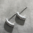ASTRID : Boucles d'oreilles minimalistes en forme de barre incurvée, pavées de zircons, argent.