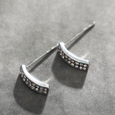 ASTRID : Boucles d'oreilles minimalistes en forme de barre incurvée, pavées de zircons, argent.