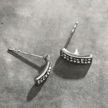 ASTRID : Boucles d'oreilles minimalistes en forme de barre incurvée, pavées de zircons, argent.