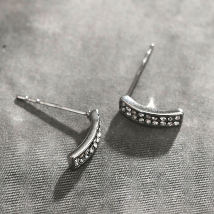 ASTRID : Boucles d'oreilles minimalistes en forme de barre incurvée, pavées de zircons, argent.