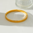 Style ATTILI : Bracelet minimaliste classique en or.