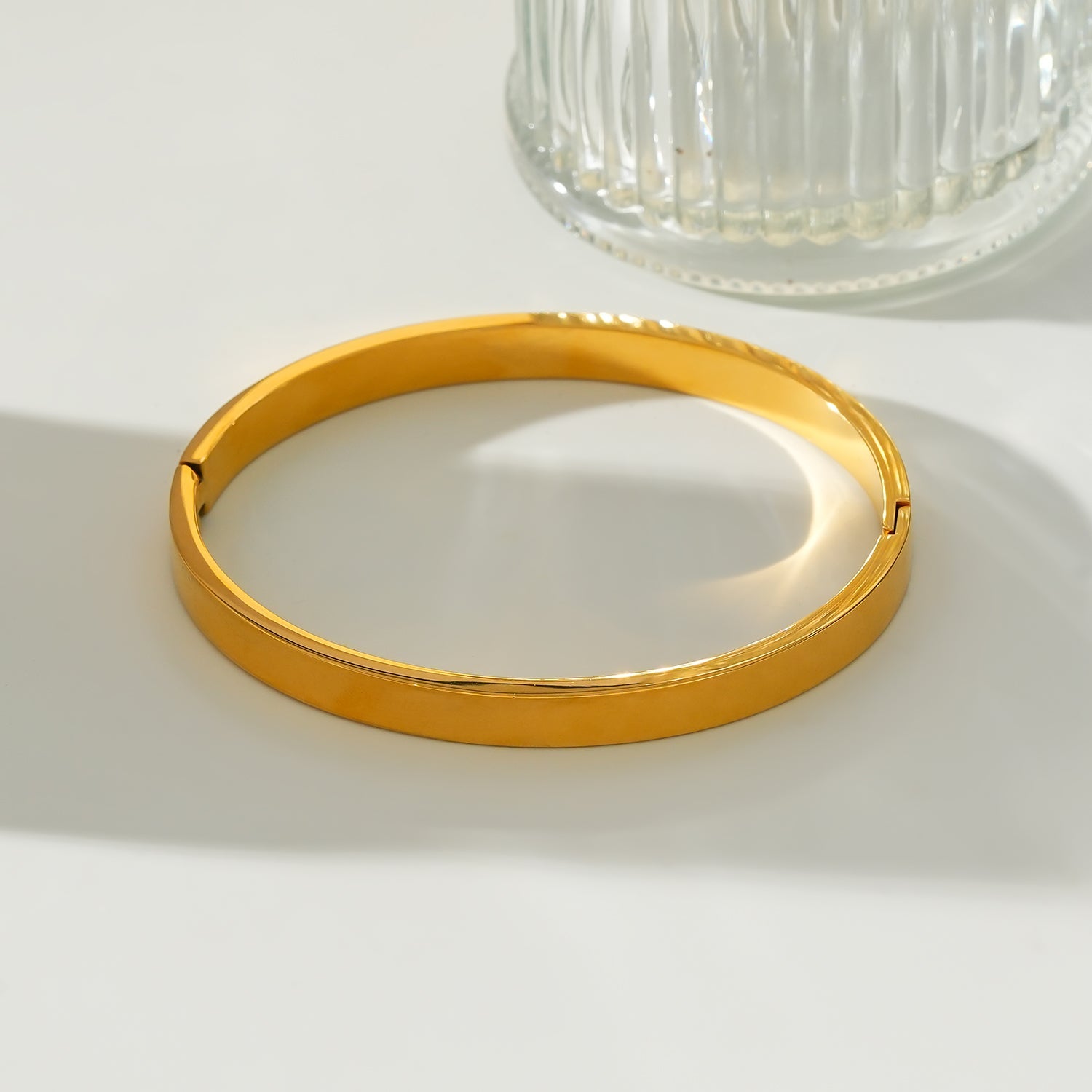 Style ATTILI : Bracelet minimaliste classique en or.