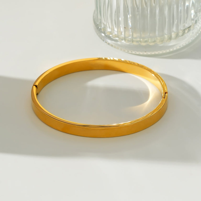 Style ATTILI : Bracelet minimaliste classique en or.