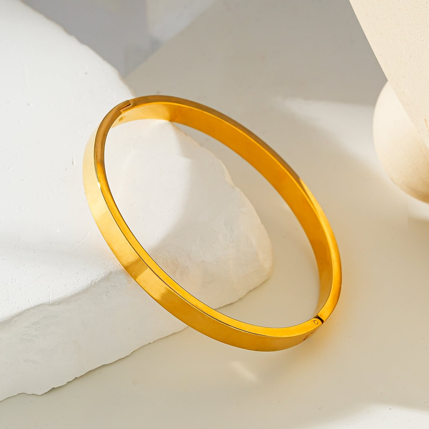 Style ATTILI : Bracelet minimaliste classique en or.