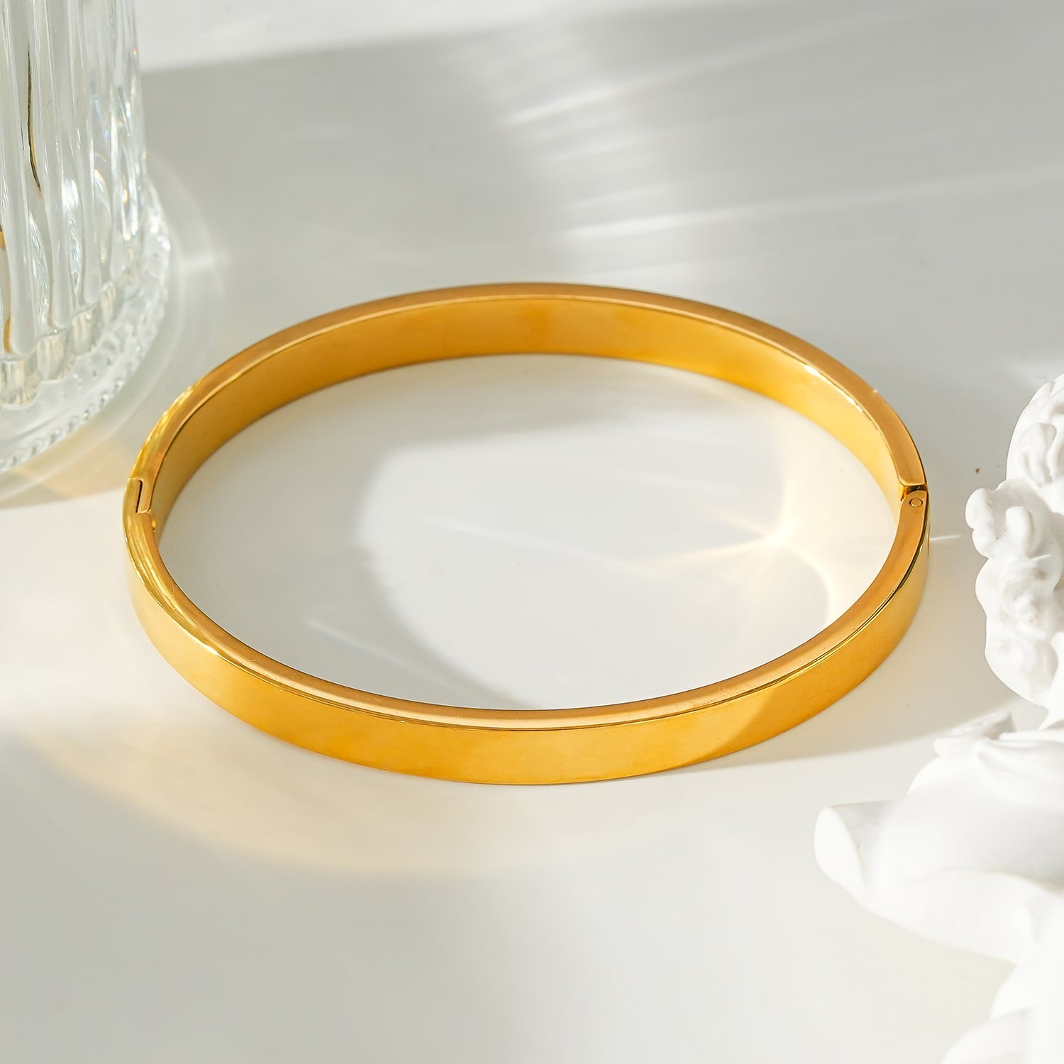 Style ATTILI : Bracelet minimaliste classique en or.