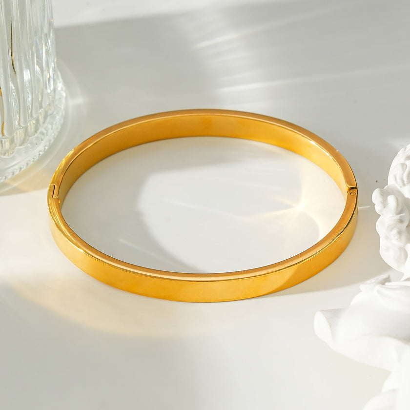 Style ATTILI : Bracelet minimaliste classique en or.