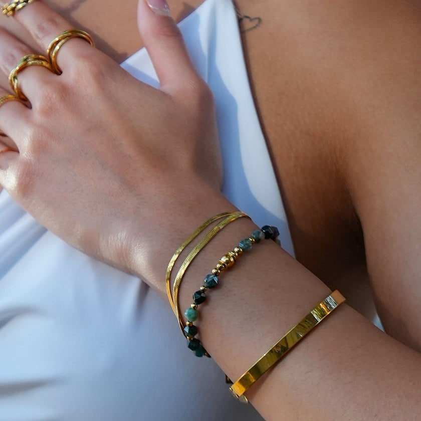 Style ATTILI : Bracelet minimaliste classique en or.