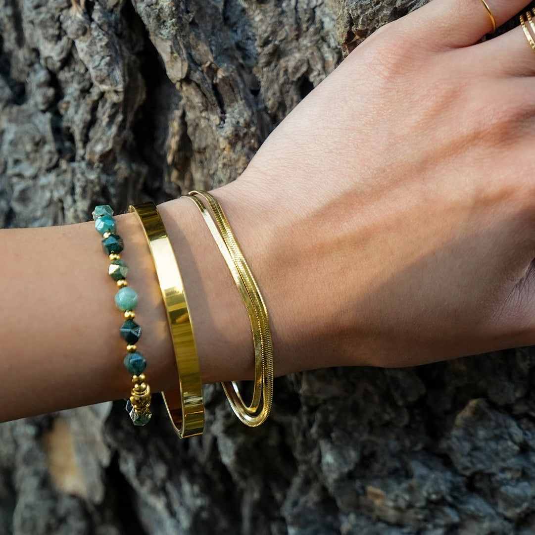 Style ATTILI : Bracelet minimaliste classique en or.