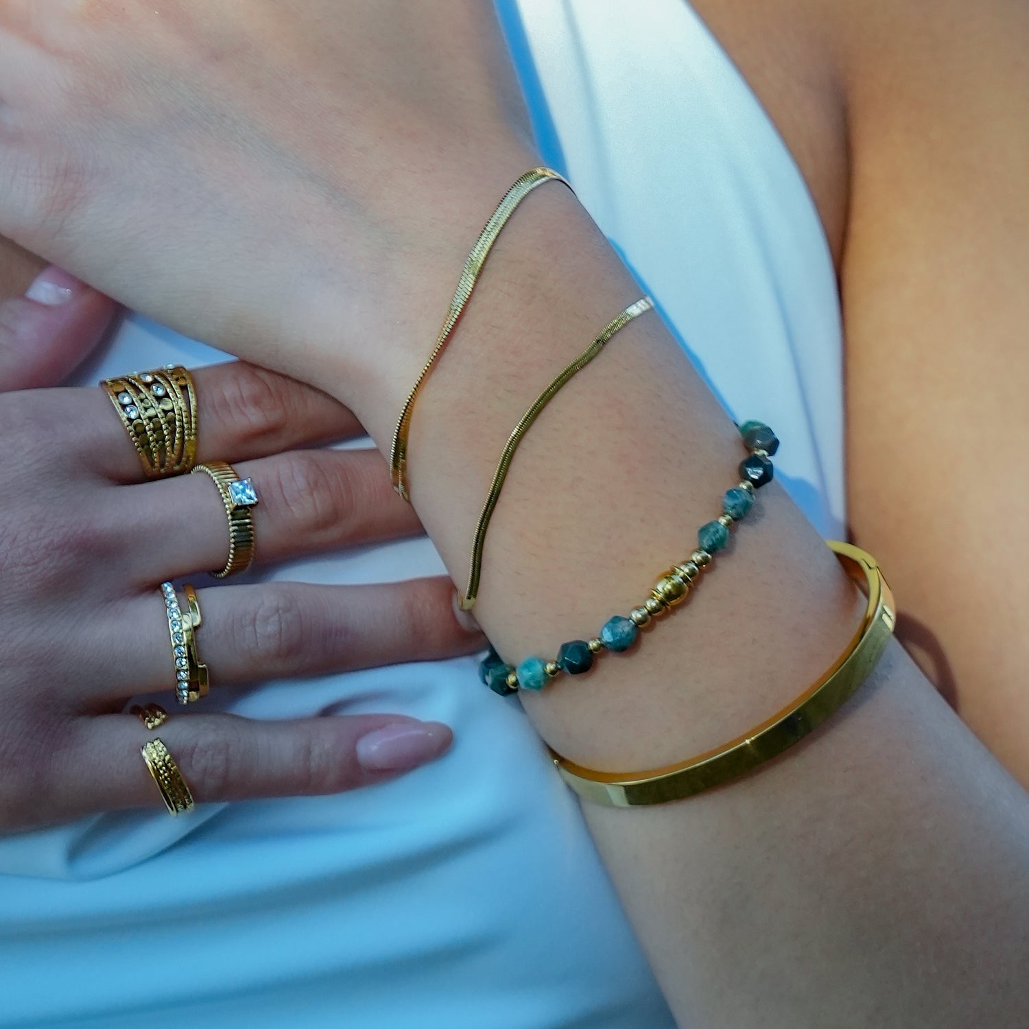 Style ATTILI : Bracelet minimaliste classique en or.