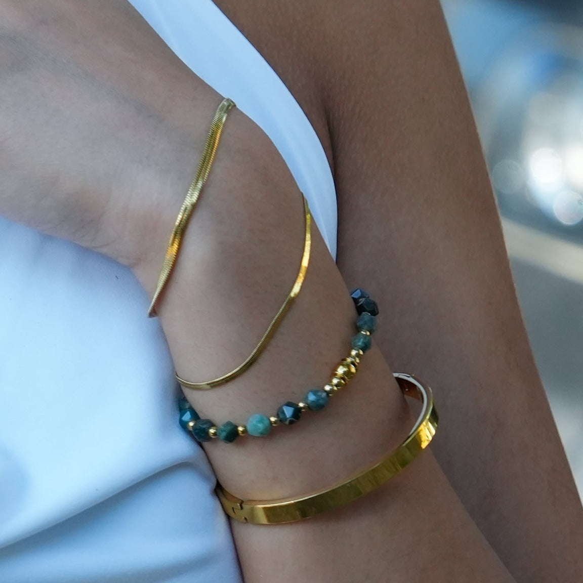 Style ATTILI : Bracelet minimaliste classique en or.