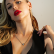 AURA : Collier avec pendentif en zircone serti dans un cadre sur une chaîne à perles de mini-zircone.