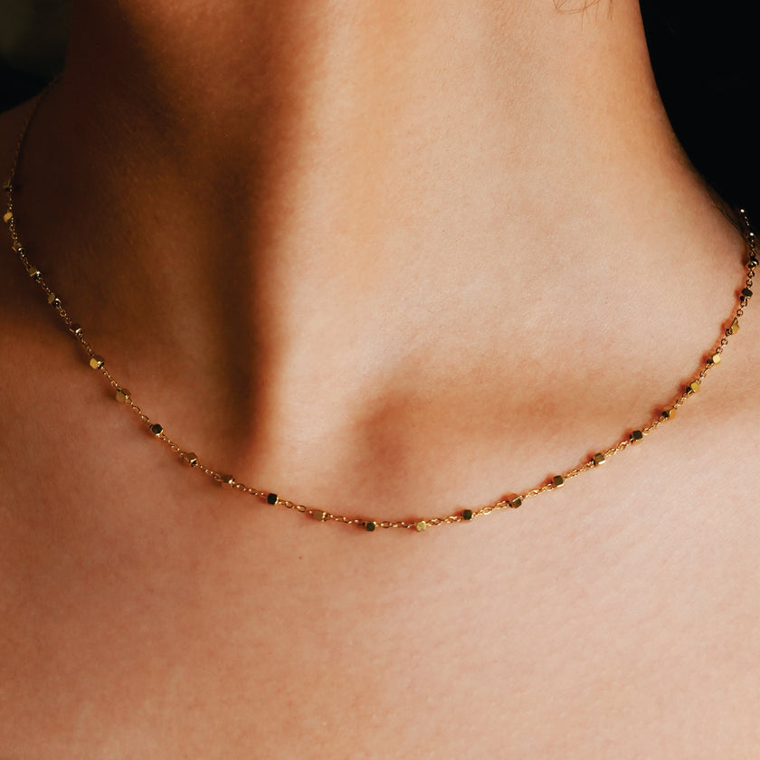 AUREOLE : Chaîne essentielle pour tous les jours avec de délicates perles carrées en or.