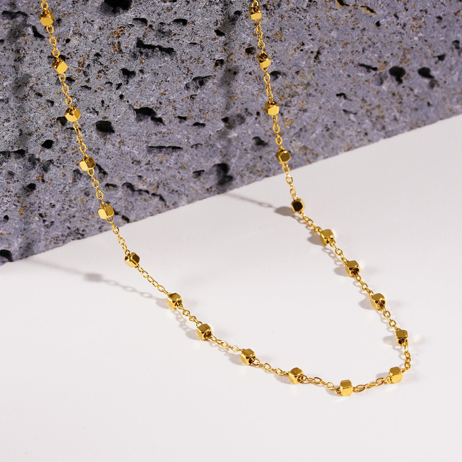 AUREOLE : Chaîne essentielle pour tous les jours avec de délicates perles carrées en or.
