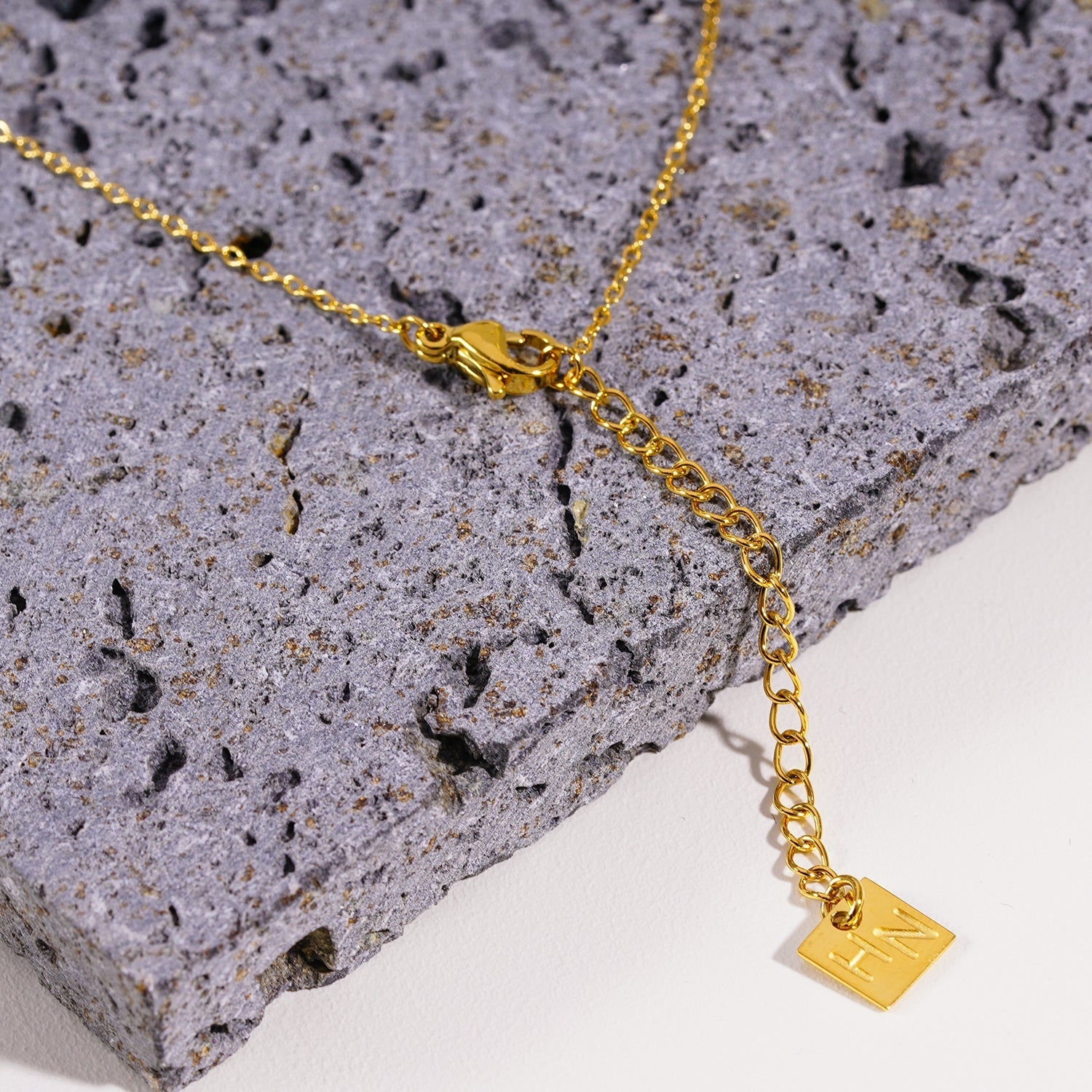 AUREOLE : Chaîne essentielle pour tous les jours avec de délicates perles carrées en or.