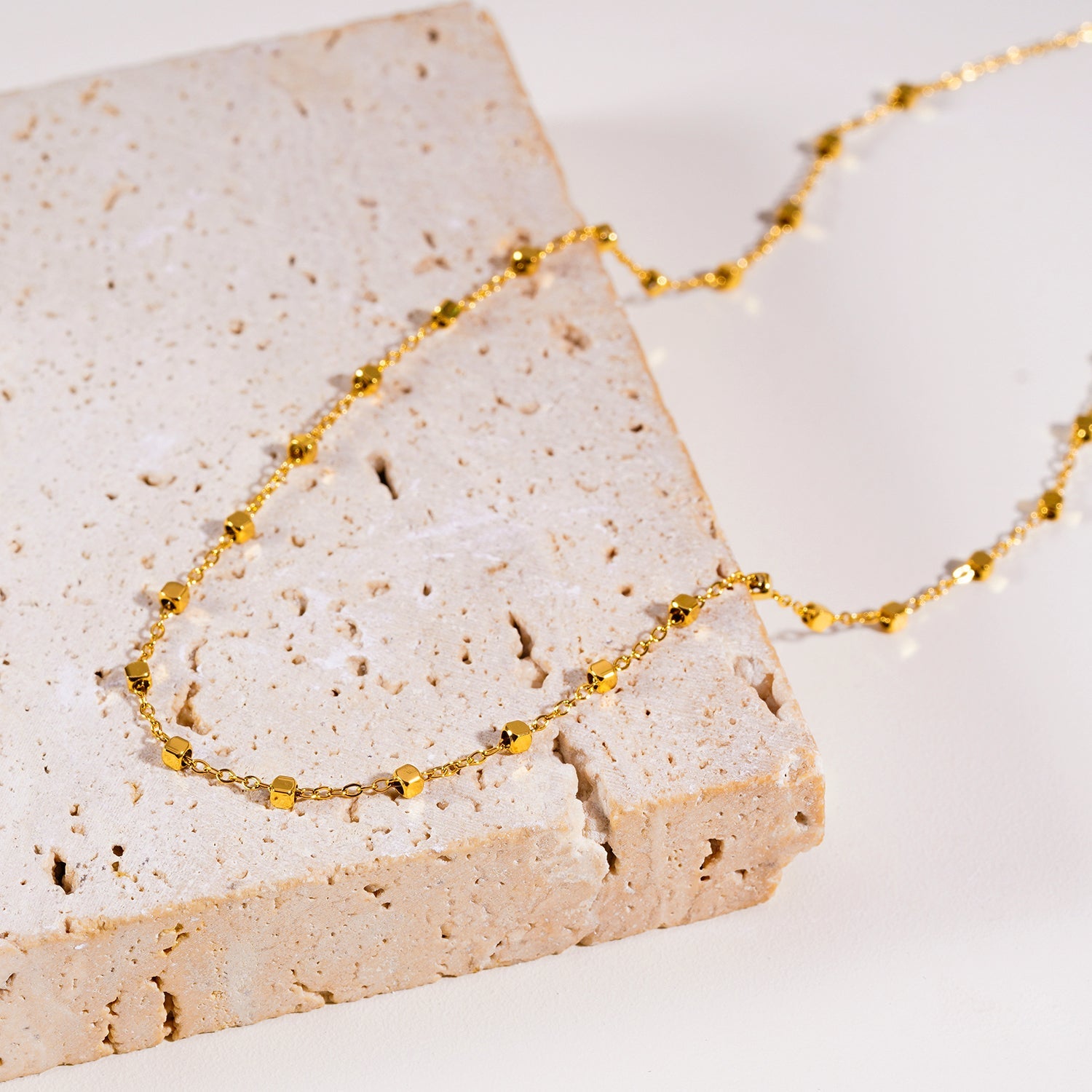 AUREOLE : Chaîne essentielle pour tous les jours avec de délicates perles carrées en or.