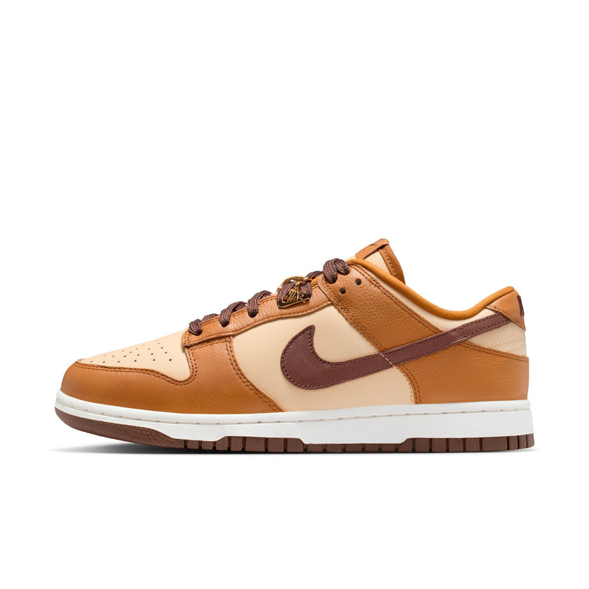 W Nike Dunk Low SE HQ7487-700
