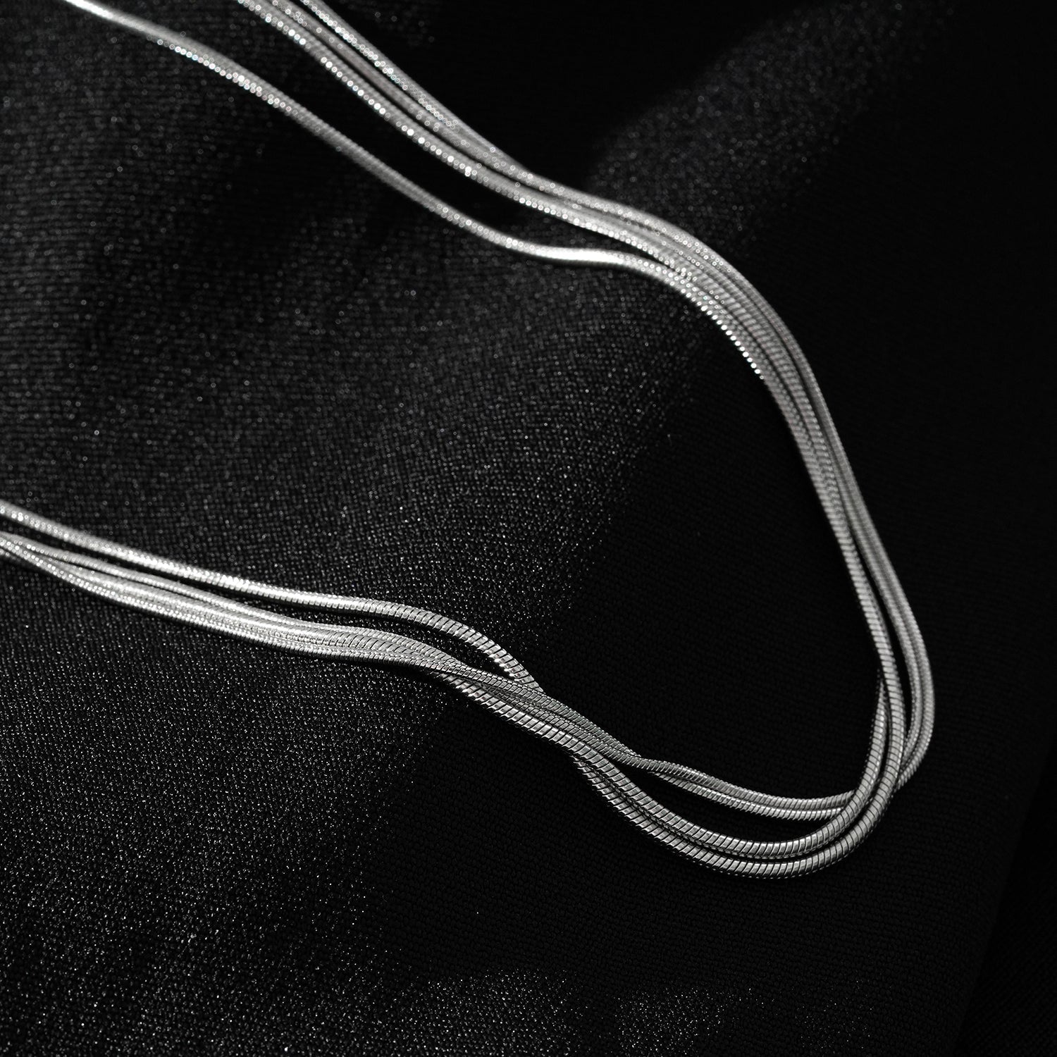 AVEZZANO White Gold (Silver Toned): Snake-Skin Textured Multi-Strand Chain Necklace - Exquisite Elegance