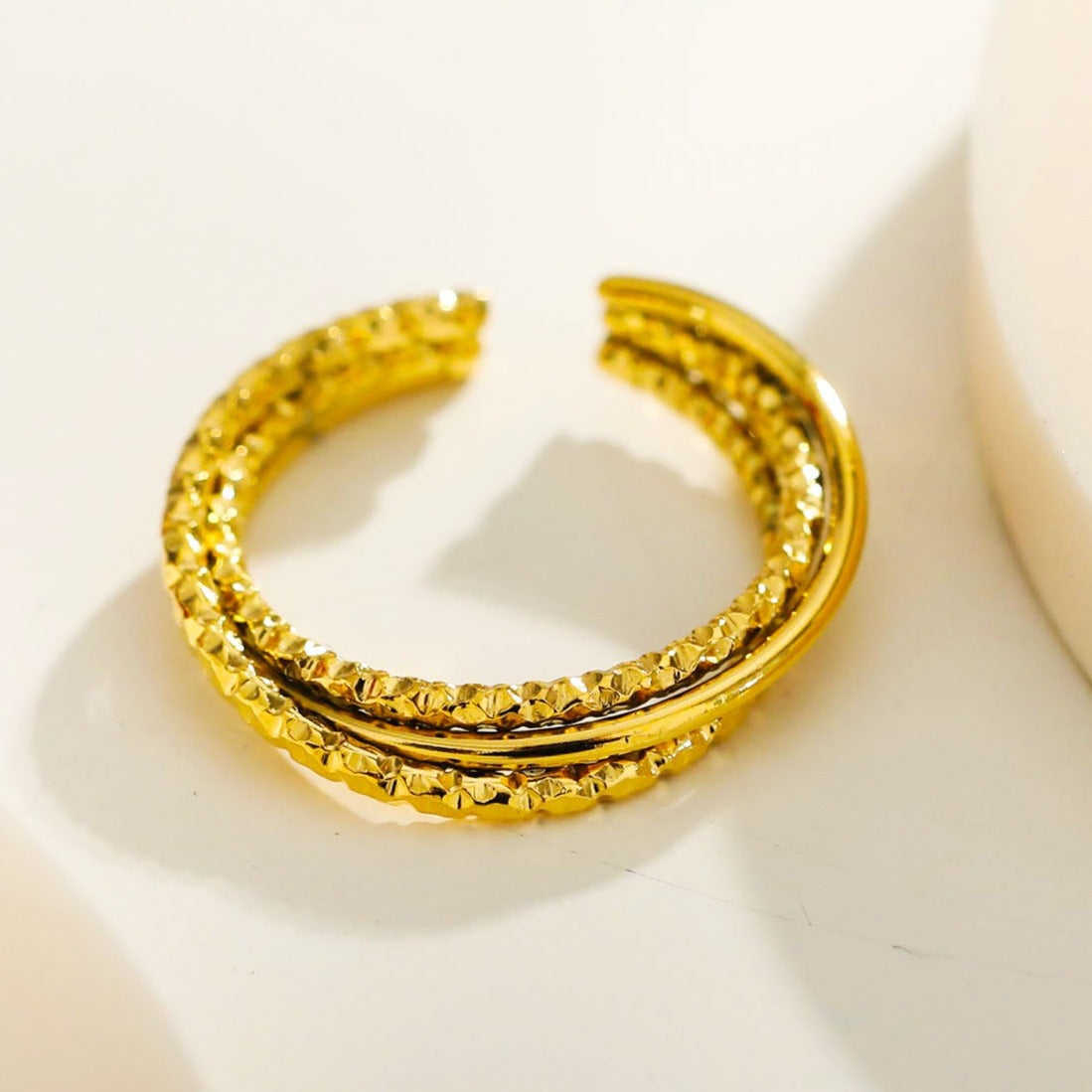 AZURA : Bague texturée contrastée à trois anneaux superposés