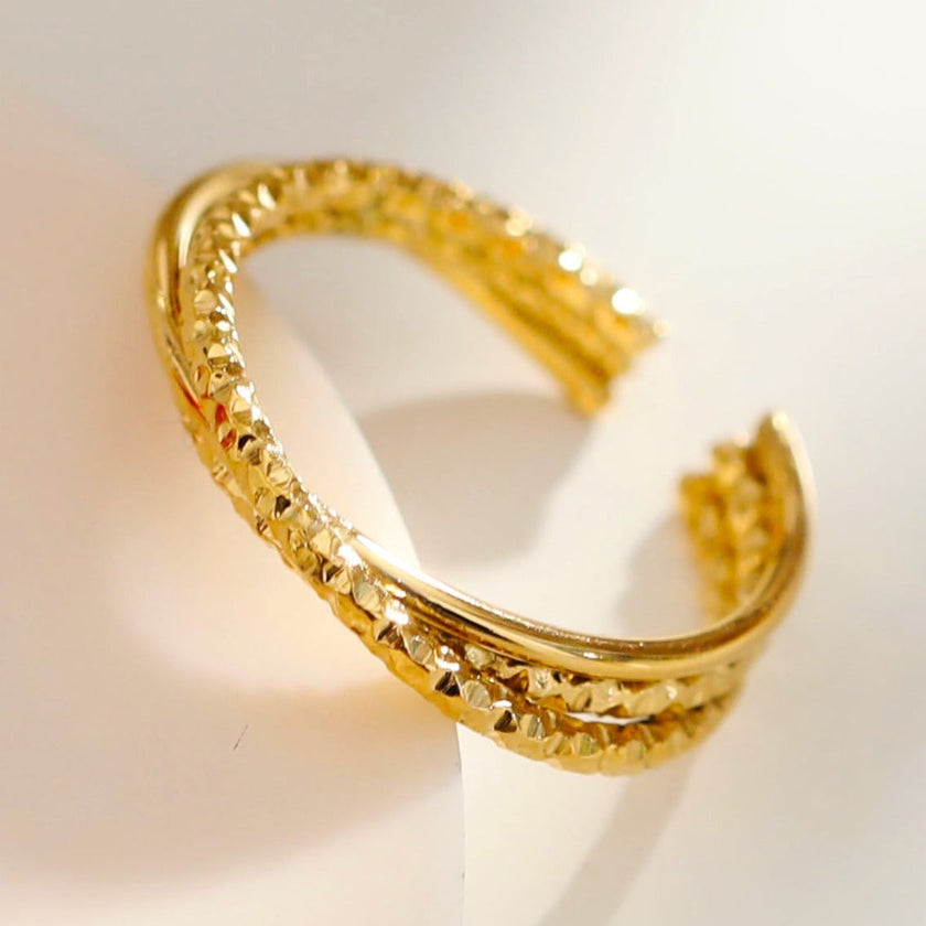 AZURA : Bague texturée contrastée à trois anneaux superposés