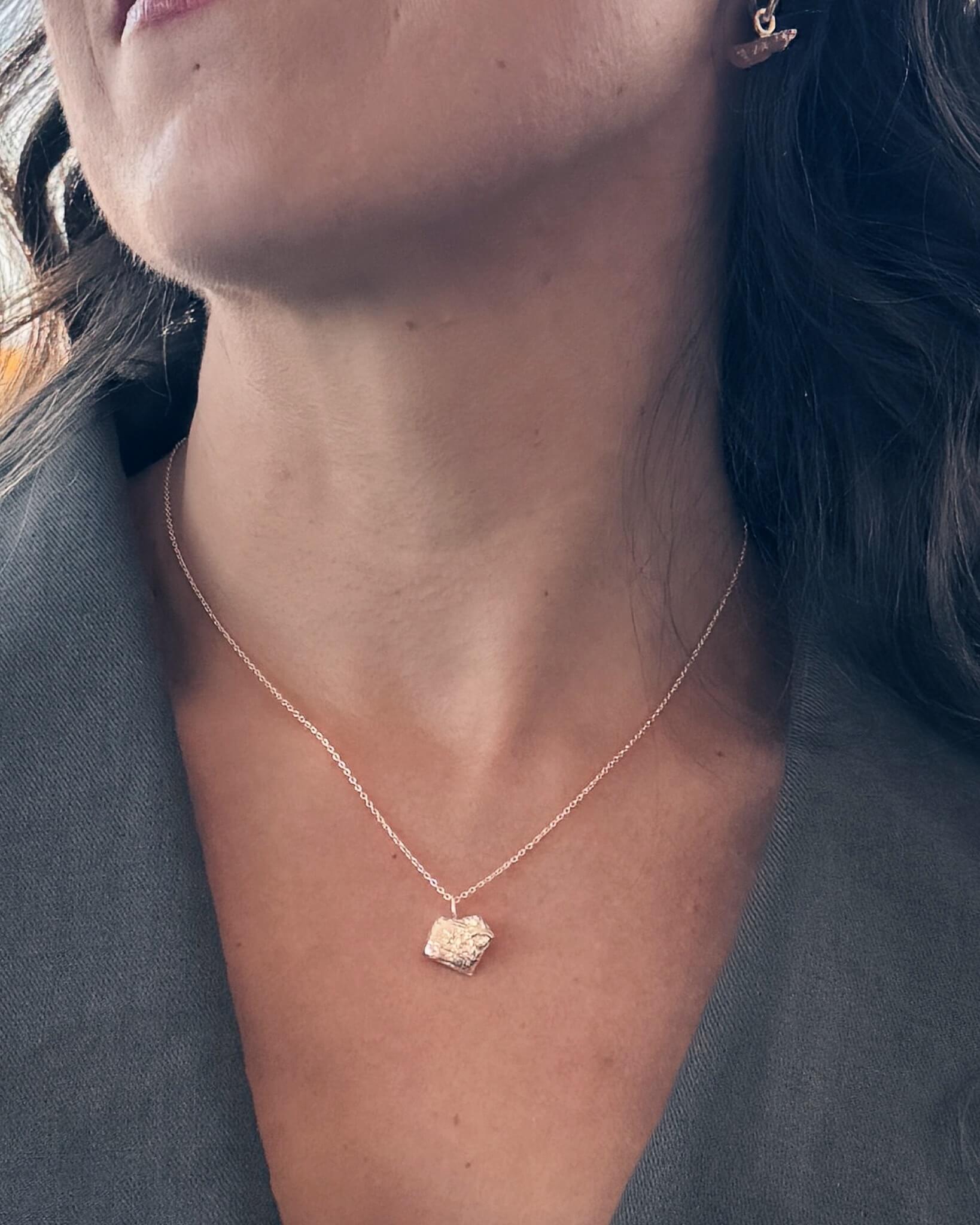 Cœur de banane - Collier pendentif texturé fait à la main