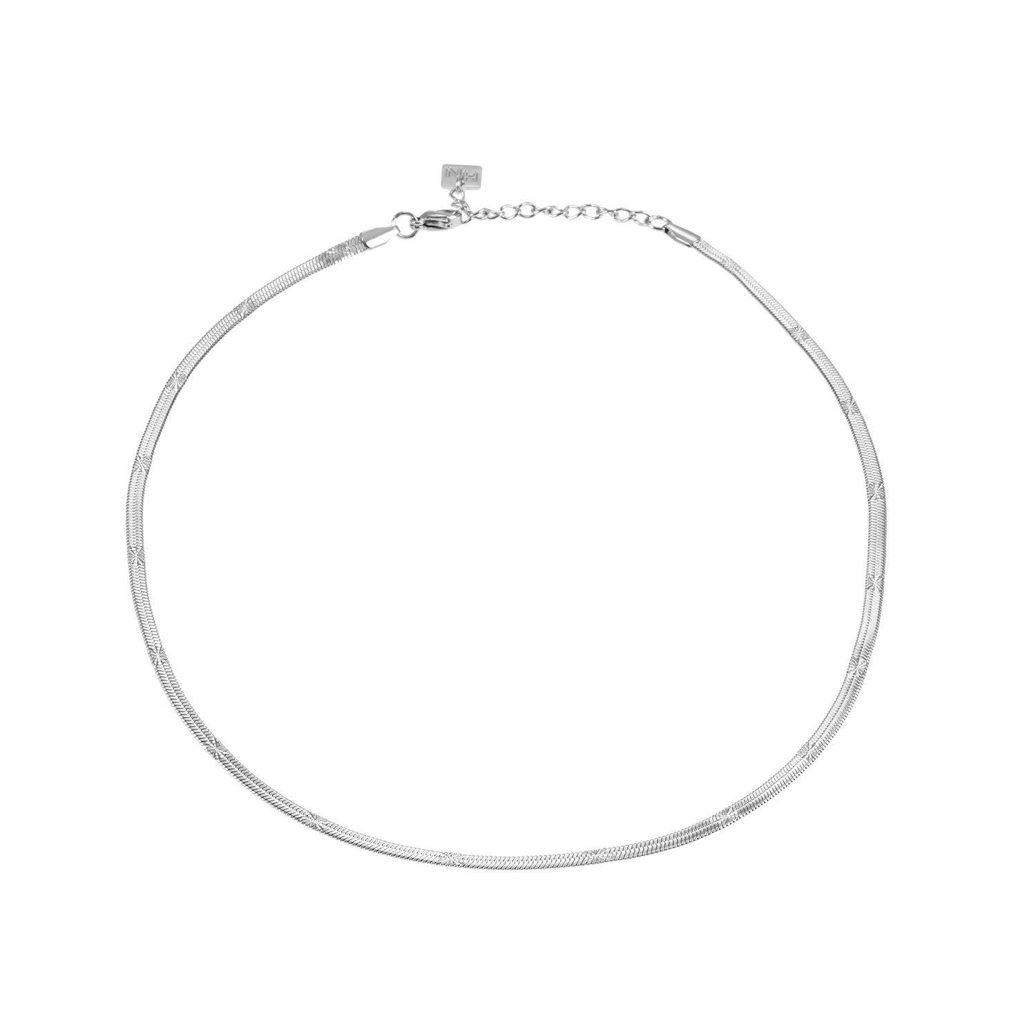 BAMBURG : Collier en chaîne argentée avec motif peau de serpent et étoiles en relief.
