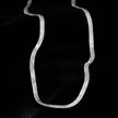 BAMBURG : Collier en chaîne argentée avec motif peau de serpent et étoiles en relief.