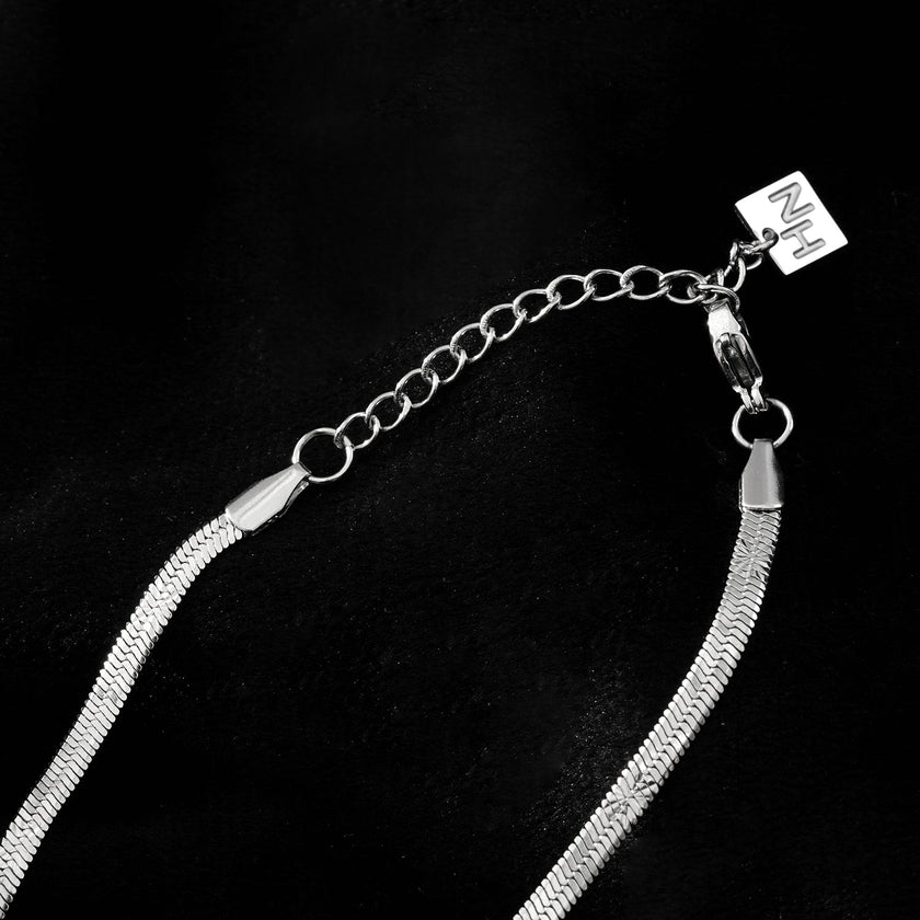 BAMBURG : Collier en chaîne argentée avec motif peau de serpent et étoiles en relief.
