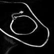 BAMBURG : Collier en chaîne argentée avec motif peau de serpent et étoiles en relief.