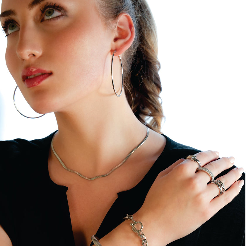 BAMBURG : Collier en chaîne argentée avec motif peau de serpent et étoiles en relief.