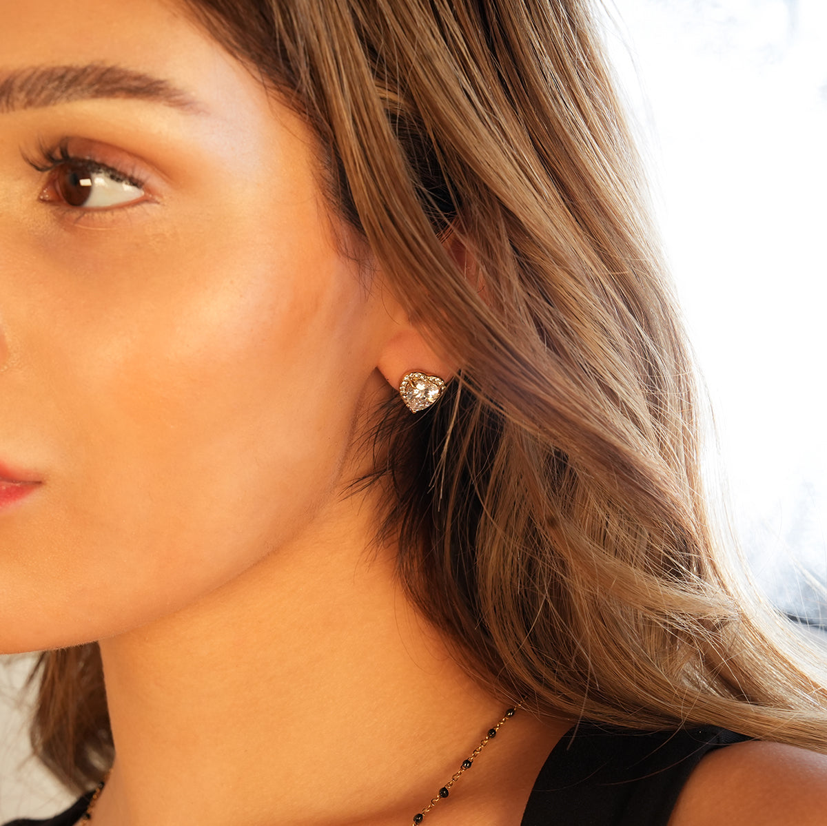 Boucles d'oreilles en forme de cœur en or BANRAK, serties de moissanite et de zircone (CZ) scintillantes.