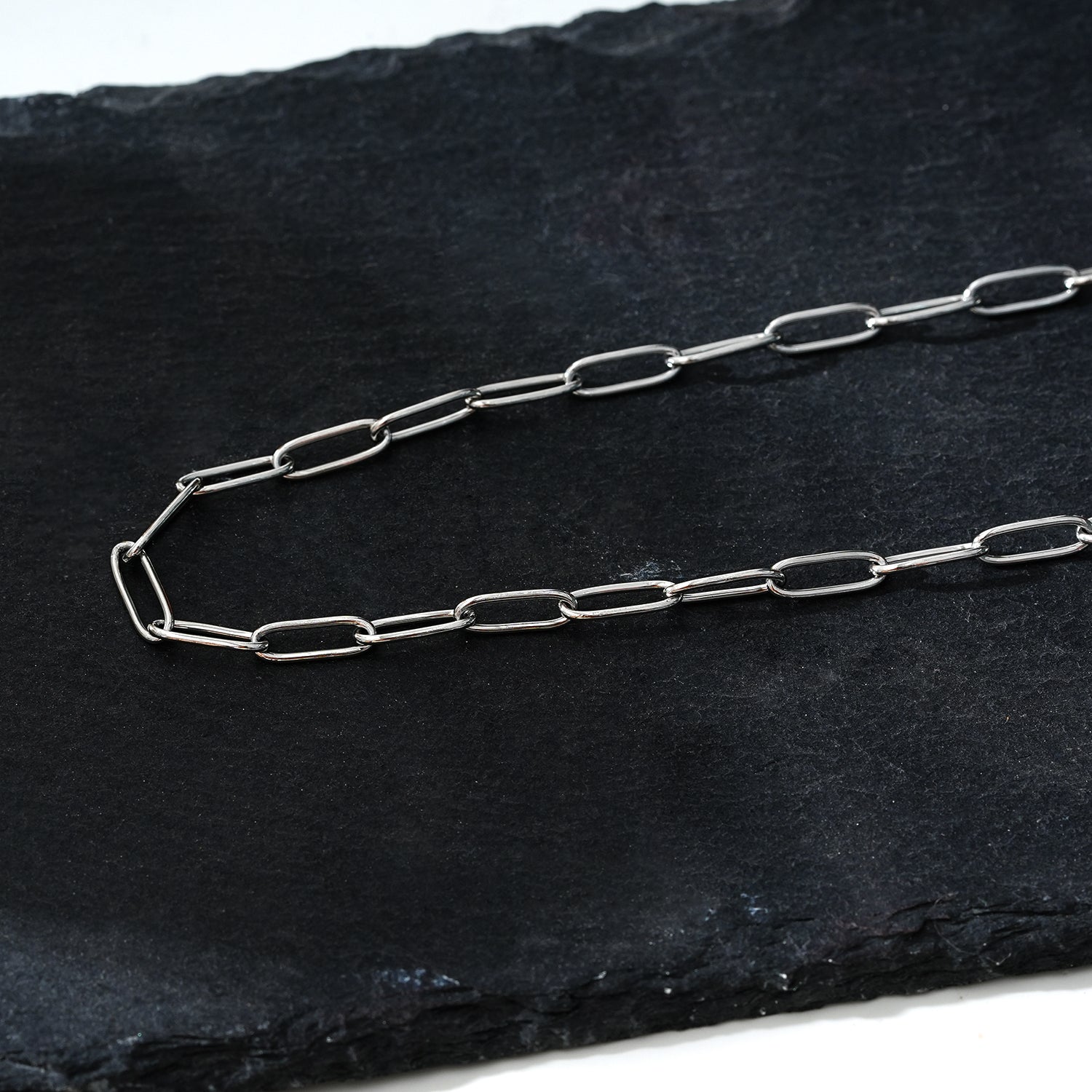 Style BARNSBURY : Collier en chaîne à maillons argentés, style agrafe - 56 cm (22 pouces)