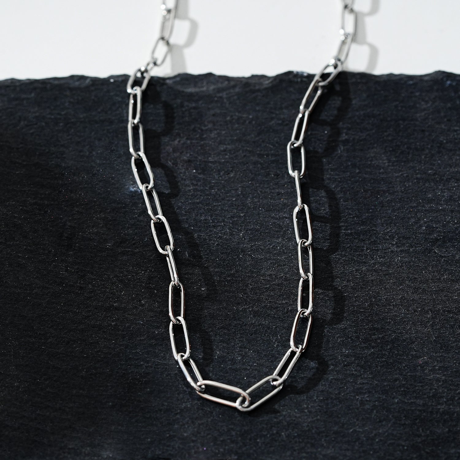 Style BARNSBURY : Collier en chaîne à maillons argentés, style agrafe - 56 cm (22 pouces)