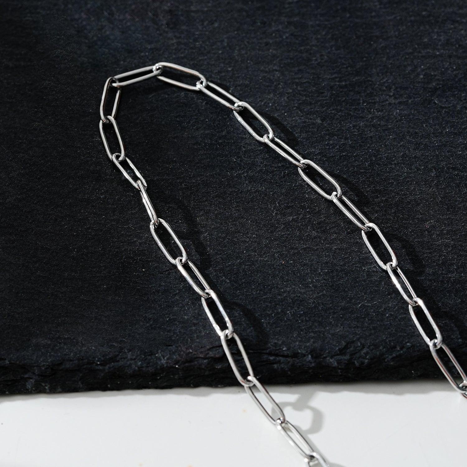 Style BARNSBURY : Collier en chaîne à maillons argentés, style agrafe - 56 cm (22 pouces)