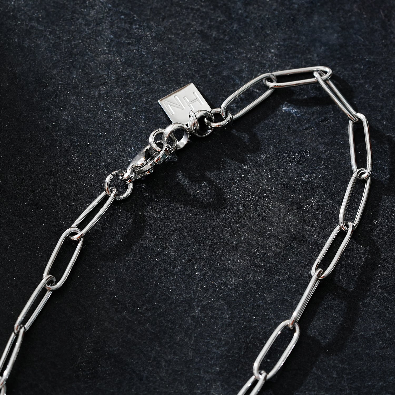 Style BARNSBURY : Collier en chaîne à maillons argentés, style agrafe - 56 cm (22 pouces)