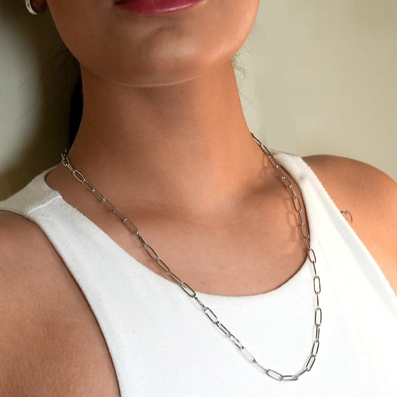 Style BARNSBURY : Collier en chaîne à maillons argentés, style agrafe - 56 cm (22 pouces)