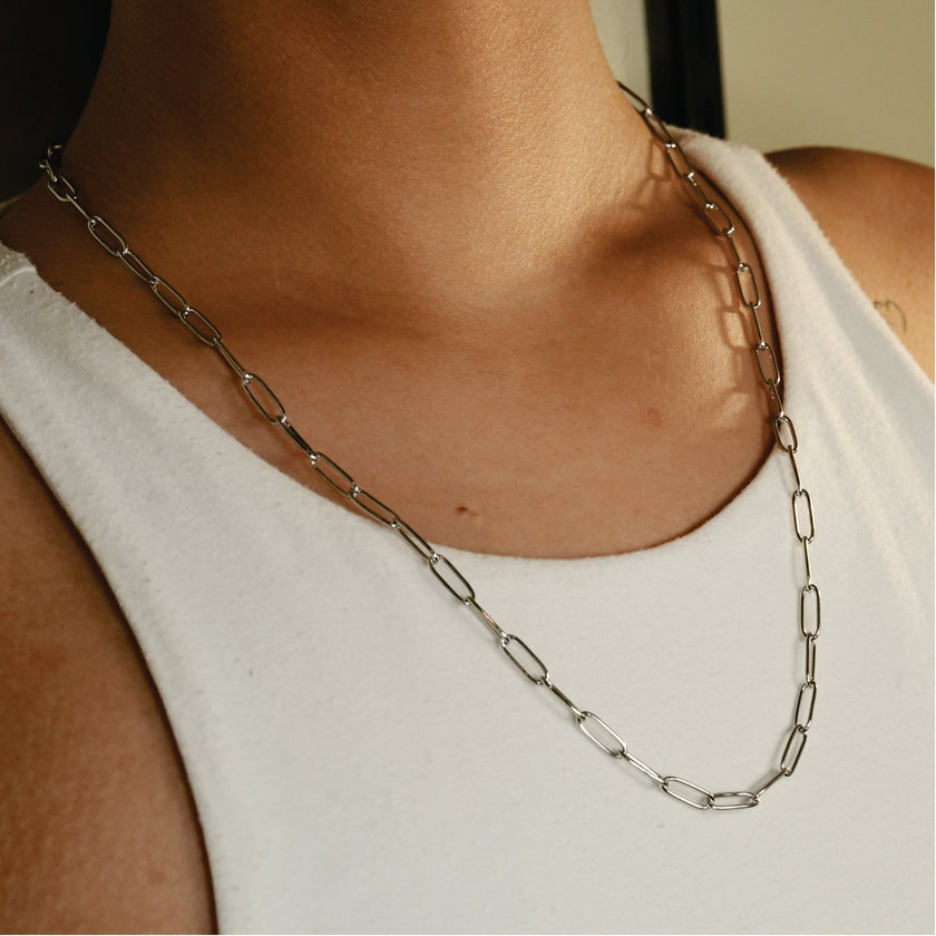 Style BARNSBURY : Collier en chaîne à maillons argentés, style agrafe - 56 cm (22 pouces)