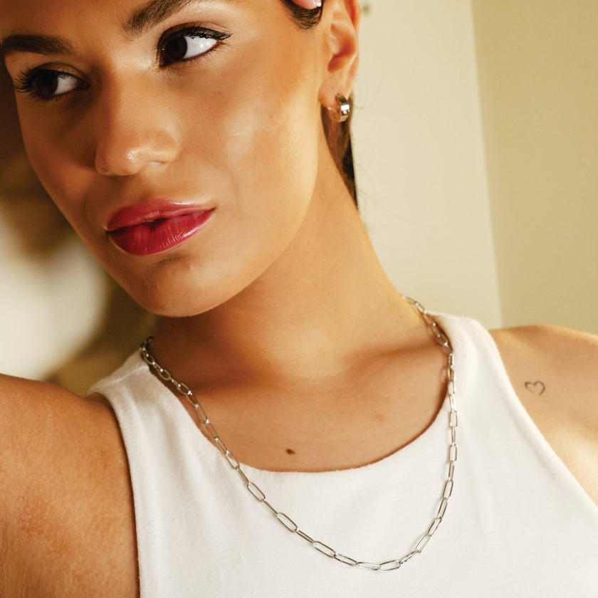 Style BARNSBURY : Collier en chaîne à maillons argentés, style agrafe - 56 cm (22 pouces)