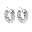 BEAUFORT, plaqué argent (or blanc) : Boucles d'oreilles créoles à l'aspect ample et abstrait – Élégance moderne réinventée.