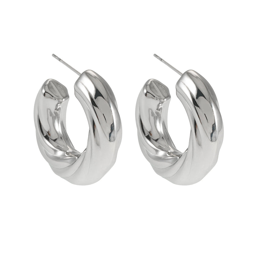 BEAUFORT, plaqué argent (or blanc) : Boucles d'oreilles créoles à l'aspect ample et abstrait – Élégance moderne réinventée.