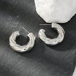 BEAUFORT, plaqué argent (or blanc) : Boucles d'oreilles créoles à l'aspect ample et abstrait – Élégance moderne réinventée.