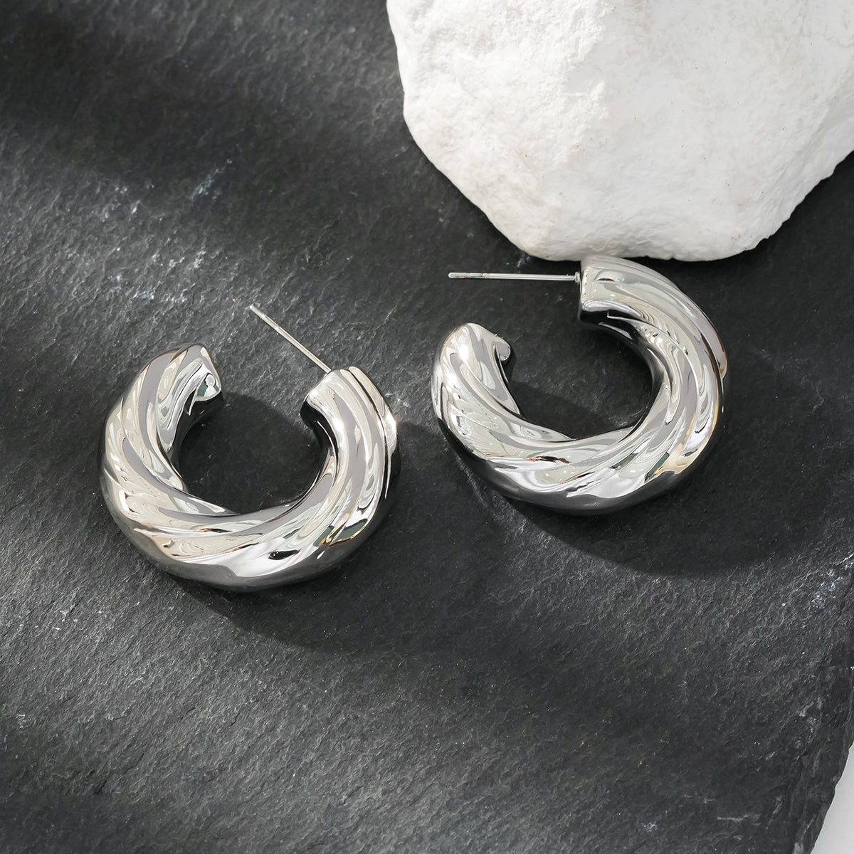 BEAUFORT, plaqué argent (or blanc) : Boucles d'oreilles créoles à l'aspect ample et abstrait – Élégance moderne réinventée.