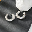 BEAUFORT, plaqué argent (or blanc) : Boucles d'oreilles créoles à l'aspect ample et abstrait – Élégance moderne réinventée.