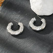BEAUFORT, plaqué argent (or blanc) : Boucles d'oreilles créoles à l'aspect ample et abstrait – Élégance moderne réinventée.