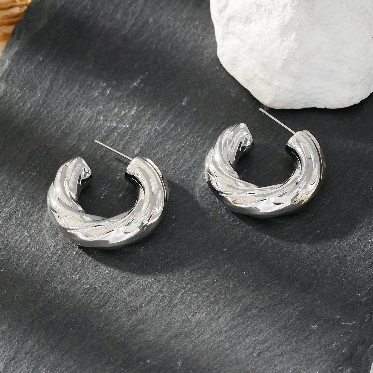BEAUFORT, plaqué argent (or blanc) : Boucles d'oreilles créoles à l'aspect ample et abstrait – Élégance moderne réinventée.
