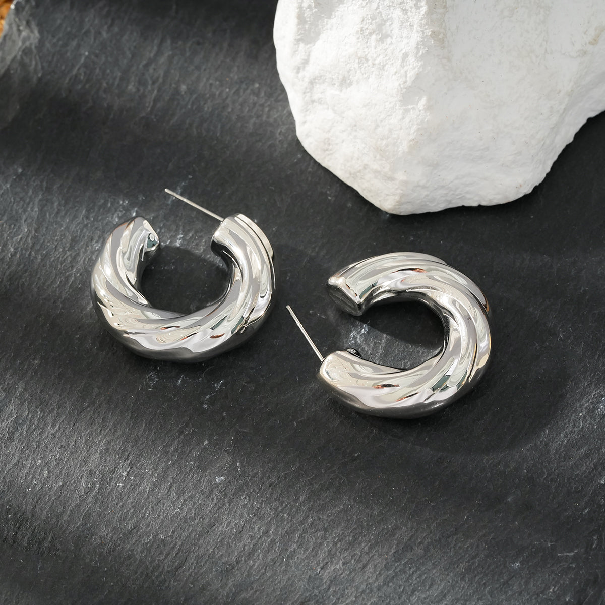 BEAUFORT, plaqué argent (or blanc) : Boucles d'oreilles créoles à l'aspect ample et abstrait – Élégance moderne réinventée.