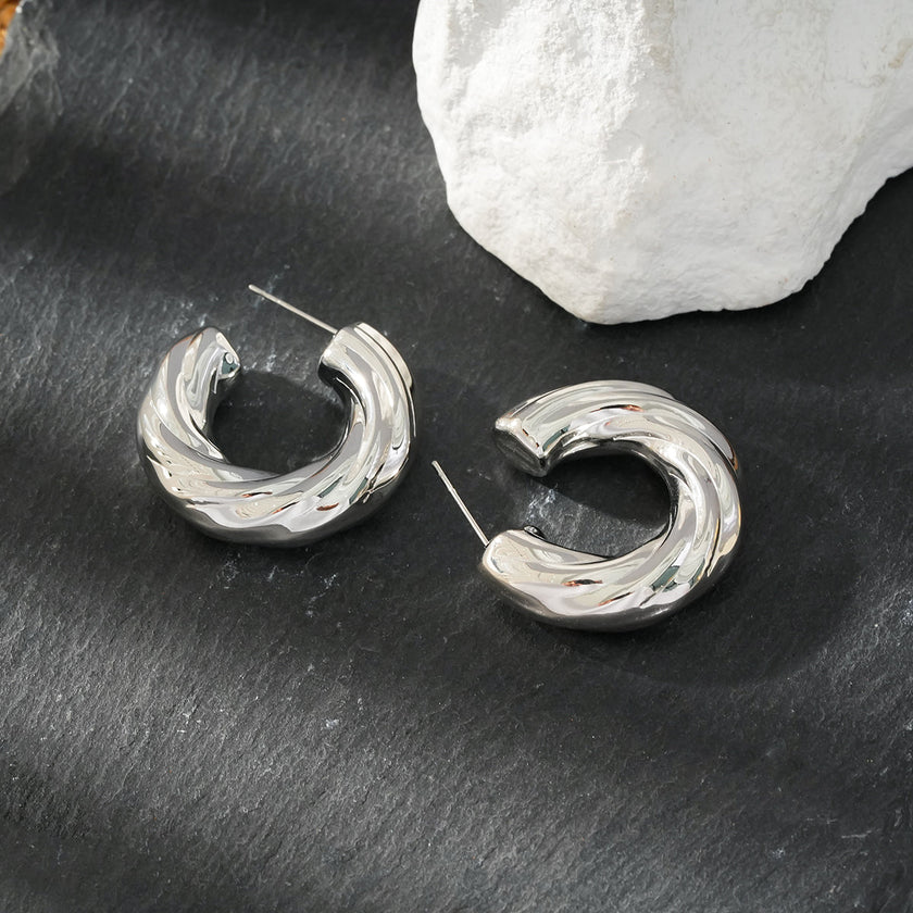 BEAUFORT, plaqué argent (or blanc) : Boucles d'oreilles créoles à l'aspect ample et abstrait – Élégance moderne réinventée.